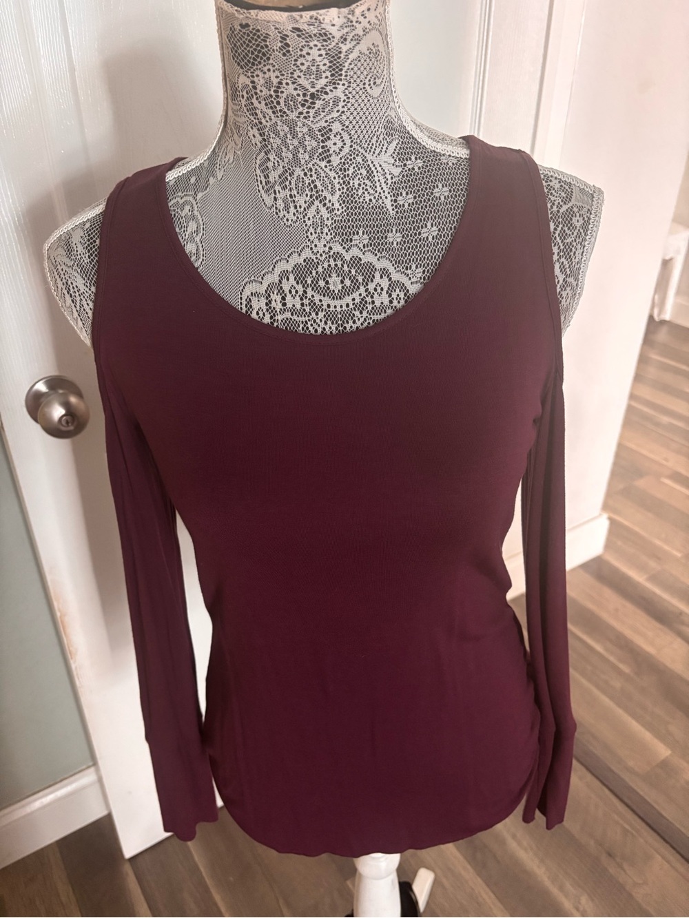 BAILEY/44 COLD SHOULDER TOP IN PLUM 💕 SZ M - Picture 5 of 9
